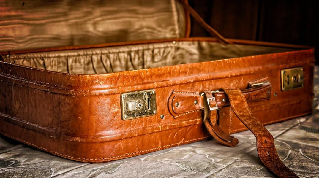 Ανοιχτή βαλίτσα vintage από δέρμα