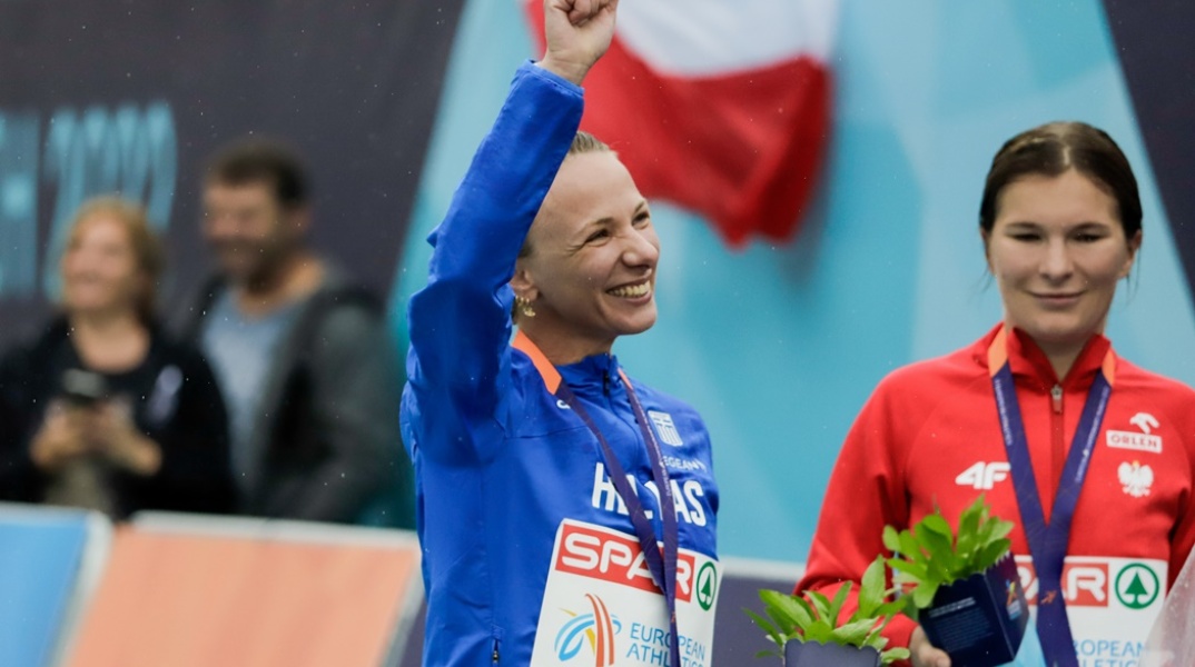 Η Αντιγόνη Ντρισμπιώτη φορά στο λαιμό της το δεύτερο χρυσό μετάλλιο και υψώνει χαμογελαστή το χέρι της