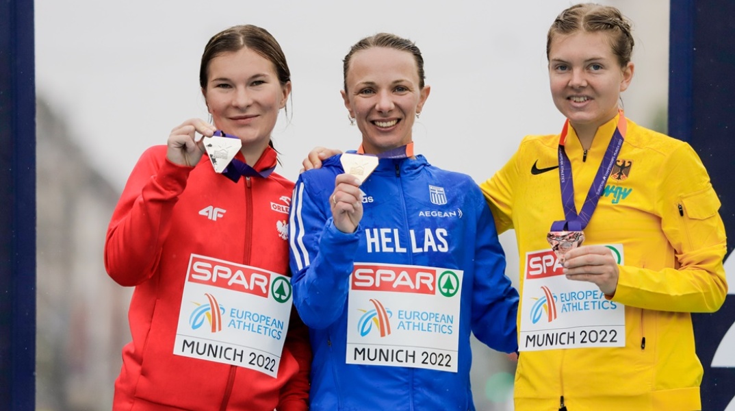 Η Αντιγόνη Ντρισμπιώτη με τις συναθλήτριές της στο βάθρο ποζάρουν με τα χρυσά μετάλλια