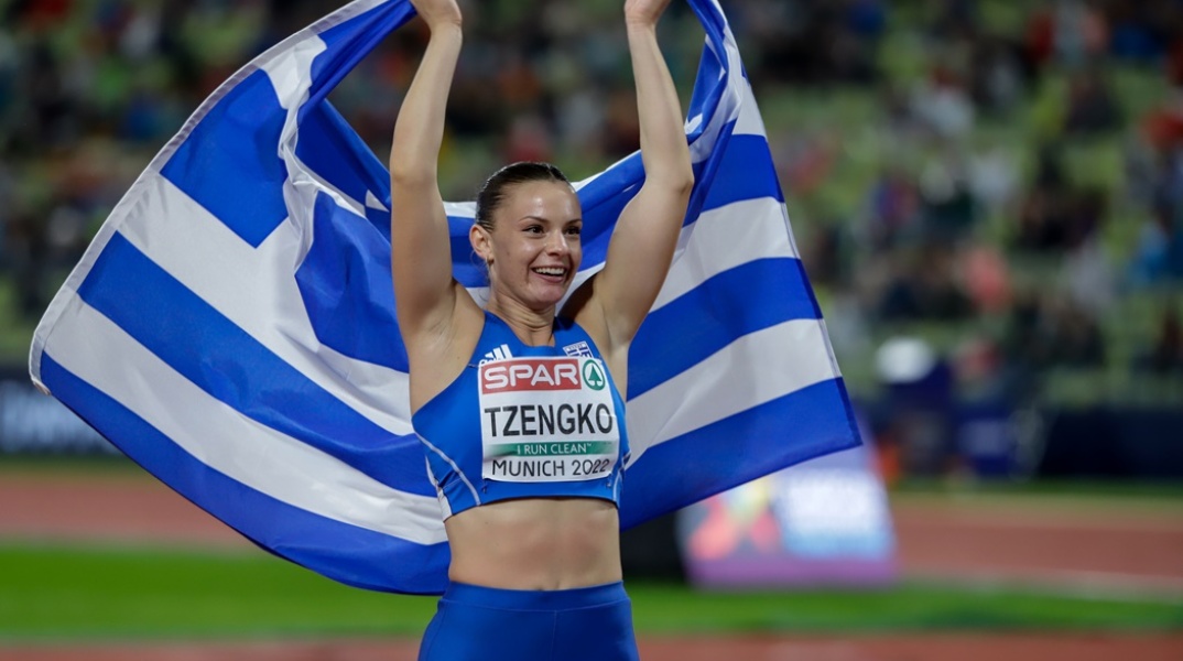 Η Ελίνα Τζένγκο κρατά ψηλά την ελληνική σημαία