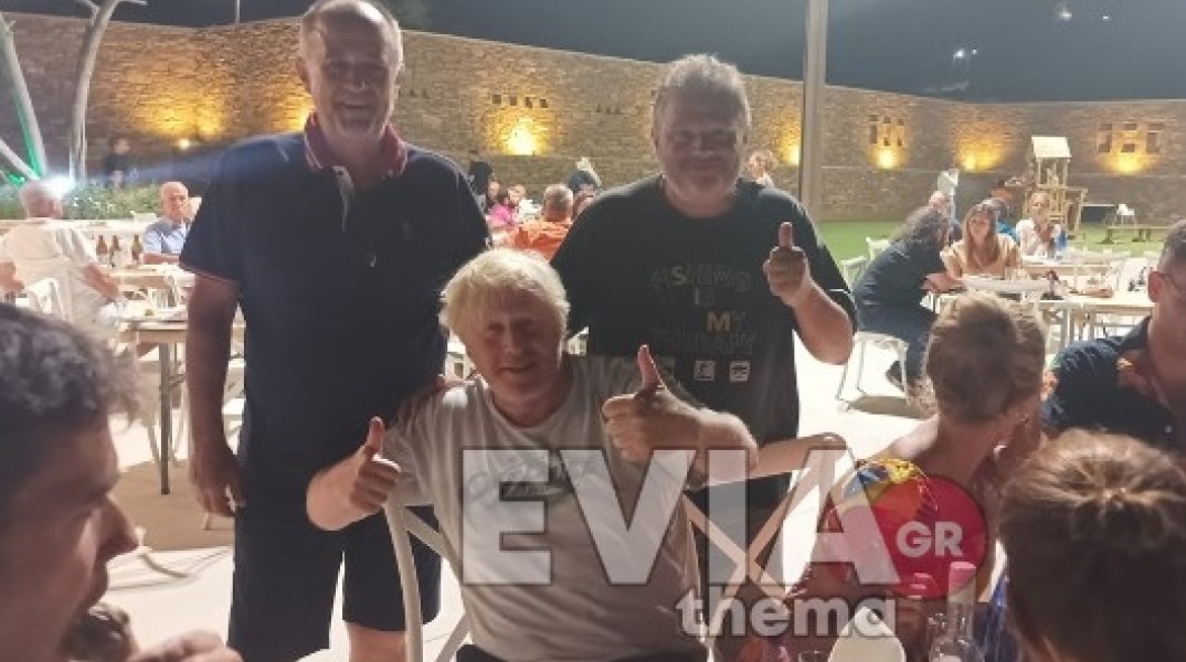 Ο Μπόρις Τζόνσον σε ταβέρνα στην Κάρυστο