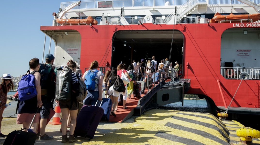 Εκδρομείς στο λιμάνι του Πειραιά ετοιμάζονται να επιβιβαστούν στο πλοίο