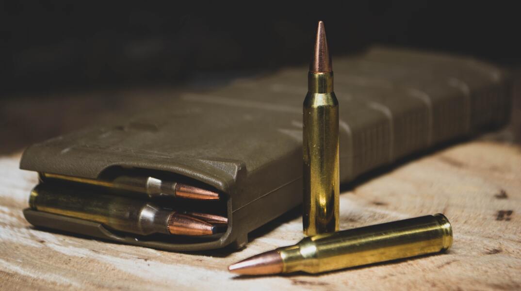 Δύο Ρώσοι και ένας Ουκρανός προσπάθησαν να εισέλθουν σε εργοστάσιο όπλων στην Αλβανία, τραυματίζοντας τους δύο στρατιώτες που τους εμπόδισαν. 