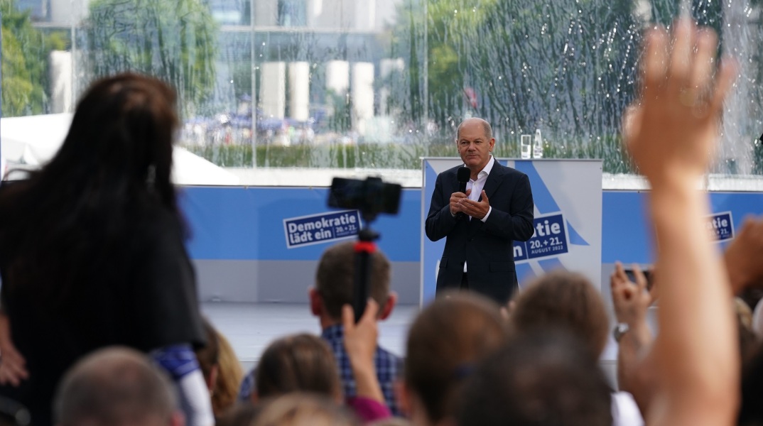 Όλαφ Σολτς: Ακτιβίστριες γύμνωσαν τα στήθη τους απέναντι στον Γερμανό καγκελάριο απαιτώντας εμπάργκο στο ρωσικό φυσικό αέριο