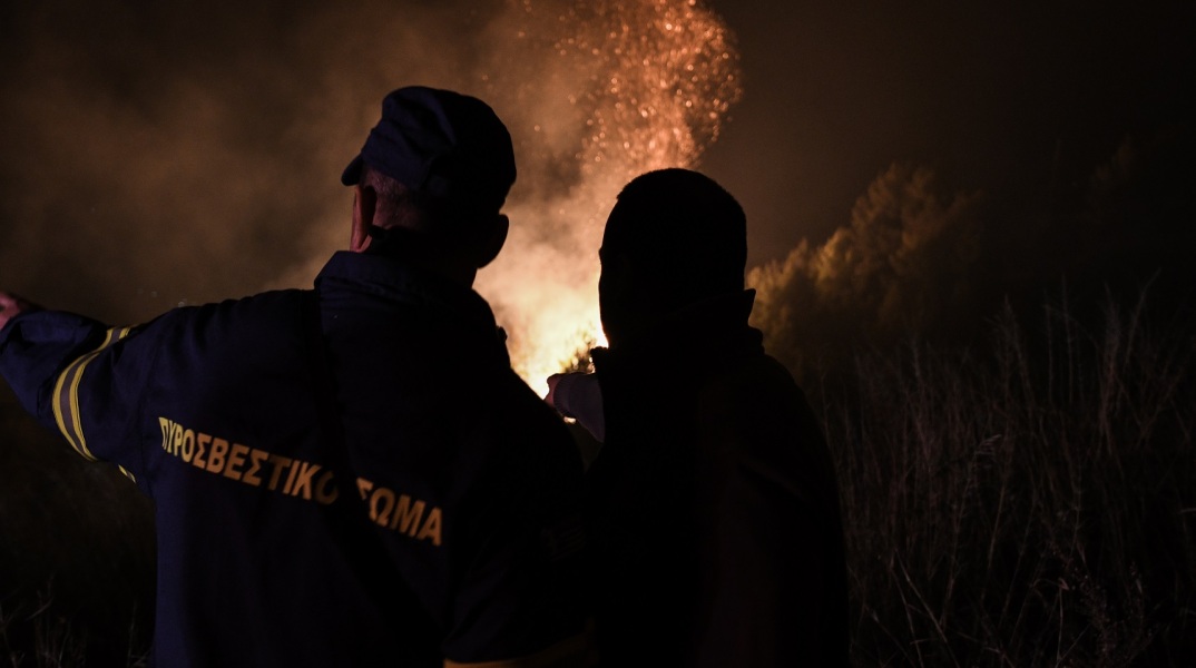 Τρεις πυρκαγιές ξέσπασαν το απόγευμα της Κυριακής σε Κορινθία, Κέρκυρα και Κοζάνη, με τις δυνάμεις της Πυροσβεστικής να δίνουν μάχη για την κατάσβεσή τους