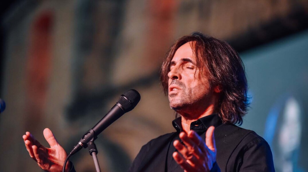 Ο Βασίλης Λέκκας μιλάει για τη σύνδεση, τη φιλία και τη συνεργασία του με τον Γιάννη Σπάθα, πριν την αφιερωματική συναυλία Standing Proud Forever, την Κυριακή 4 Σεπτεμβρίου, στο Ηρώδειο.