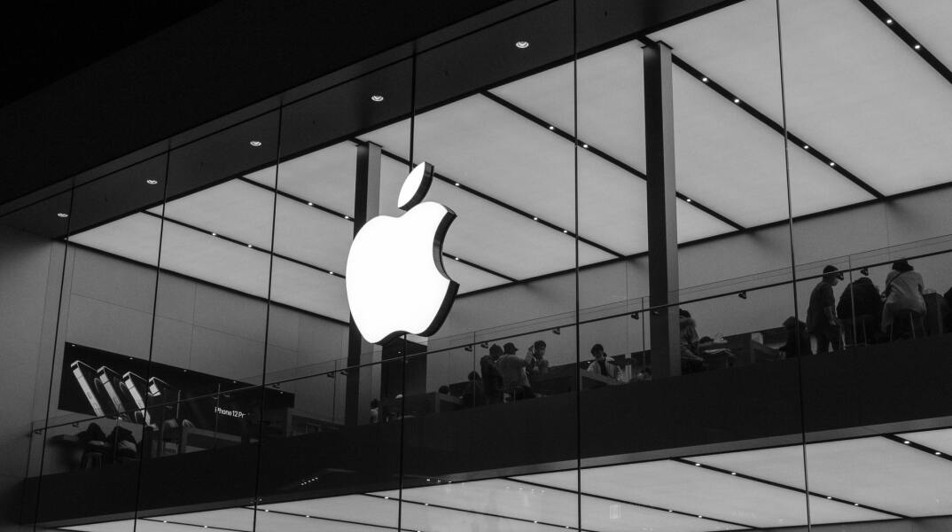 Το λογότυπο της Apple έξω από τα γραφεία της εταιρείας