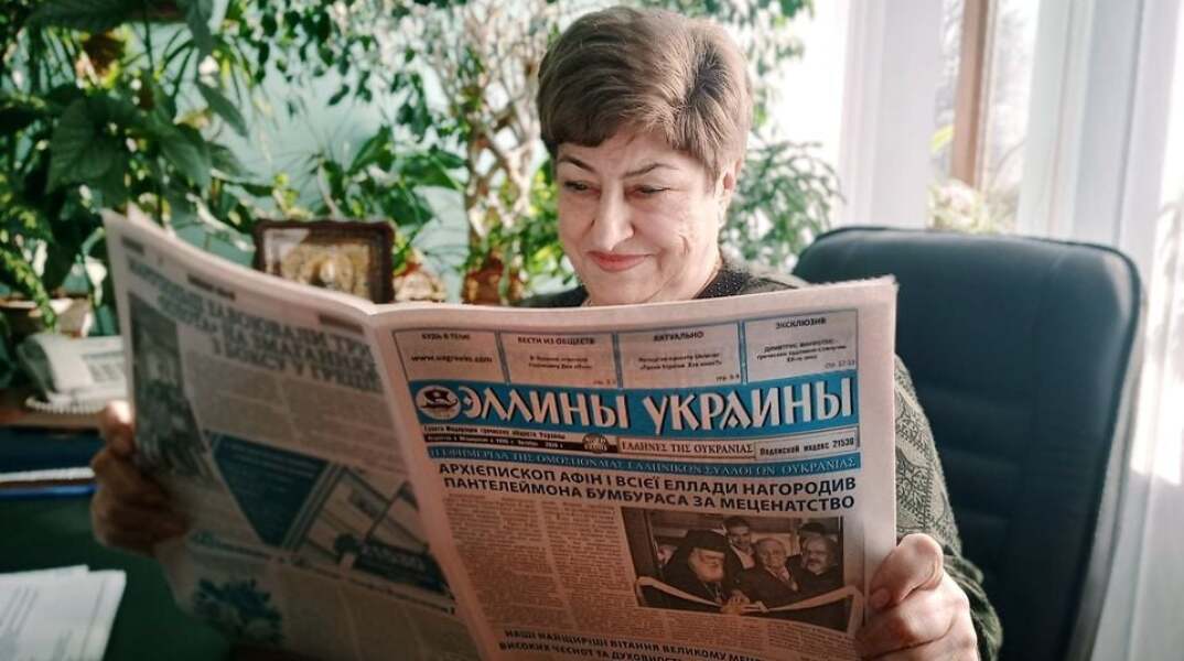 Η Αλέξανδρα Προτσένκο με το τεύχος της εφημερίδας πριν τον πόλεμο