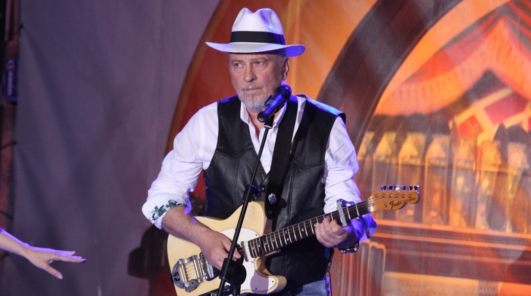 Ο Ρόμπερτ Ουίλιαμς κρατά την κιθάρα του σε συναυλία το 2018