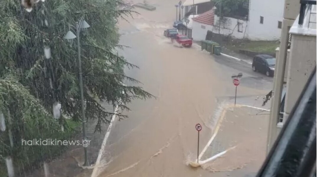 Πλημμυρισμένος δρόμος στον Πολύγυρο