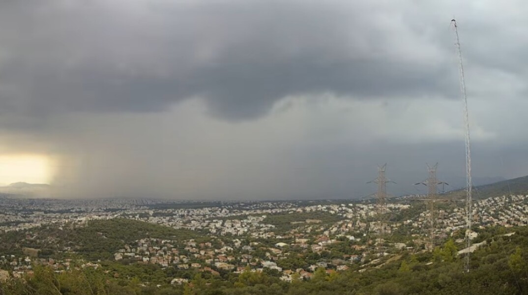 Σύννεφα και καταιγίδα πάνω από περιοχές στην Αττική