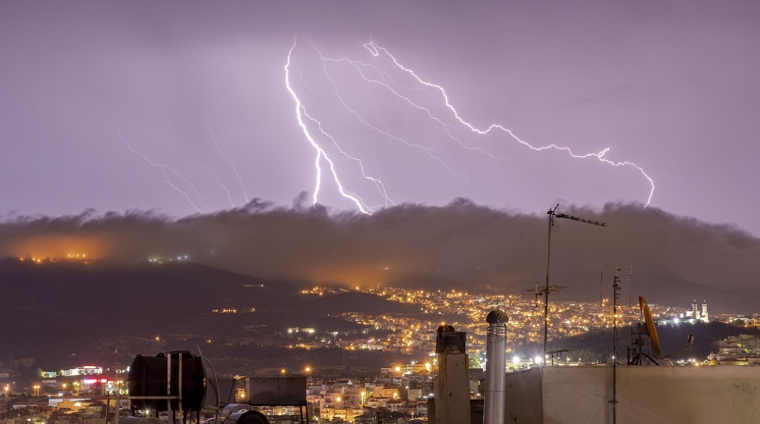 Κεραυνοί πάνω από σπίτια 