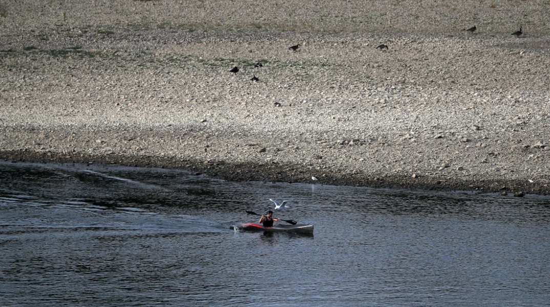Άνδρας κάνει κανό ενώ είναι εμφανή τα σημάδια ξηρασίας