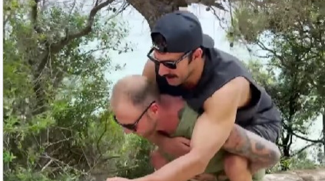 Ο Αντώνης Τσαπατάκης στην πλάτη φίλου του