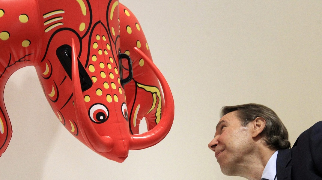 «Πώς να πουλάς αέρα κοπανιστό»: Το άρθρο του γαλλικού περιοδικού Marianne για τον καλλιτέχνη Τζεφ Κουνς και ο διχασμός των κριτικών γύρω από το έργο του.