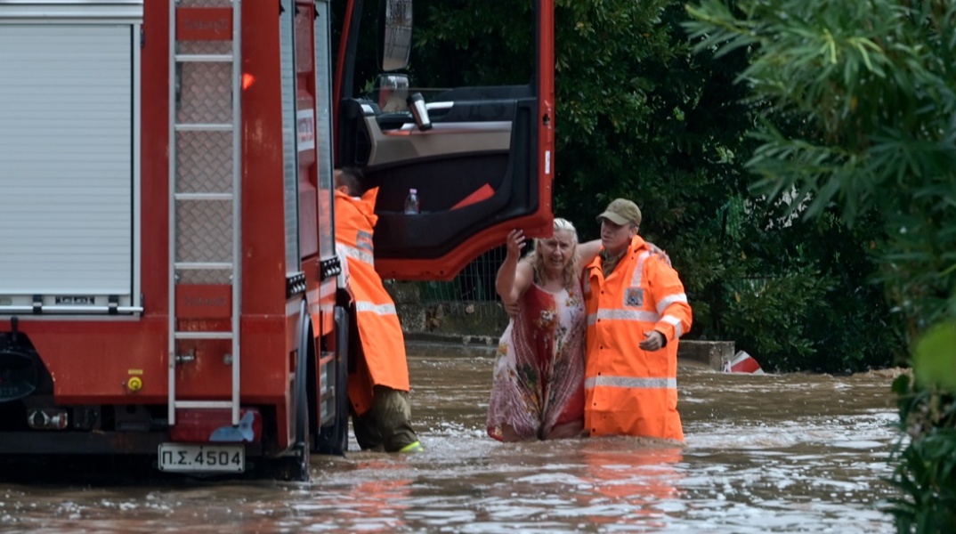 Κακοκαιρία στη Σταμάτα - Πλημμυρισμένοι δρόμοι - Απεγκλωβισμοί οδηγών