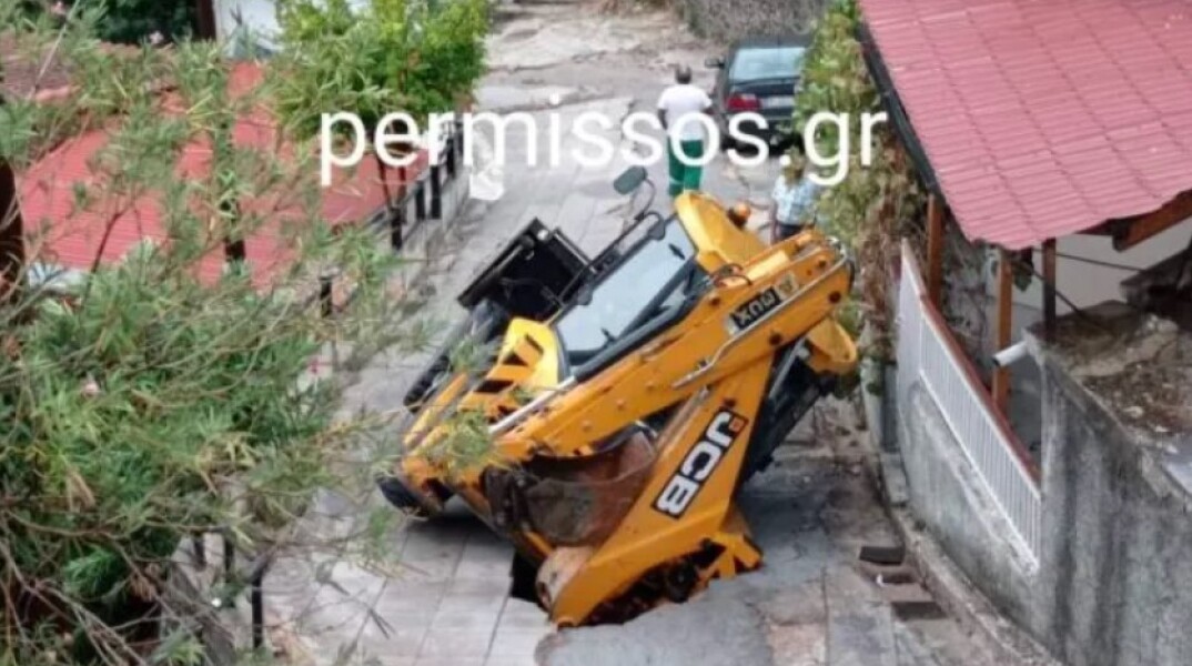 Κακοκαιρία - Κατολίσθηση στη Λιβαδειά και σκαπτικό μηχάνημα στο κενό