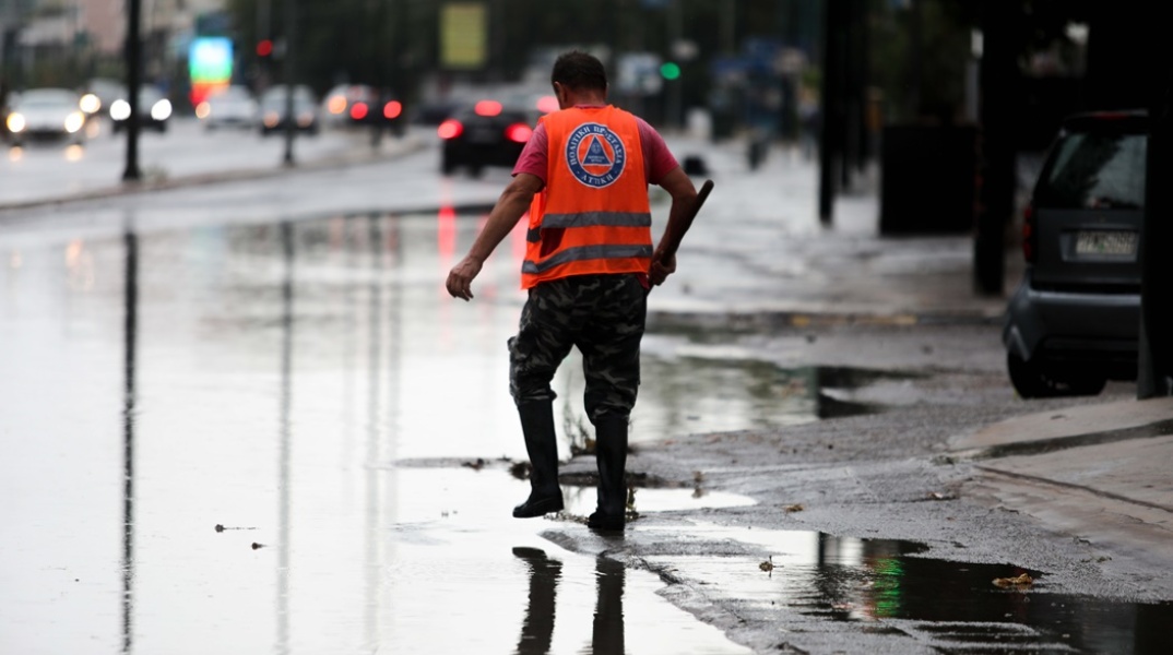 Άνδρας της ΓΓΠΠ στην πλημμυρισμένη Πειραιώς