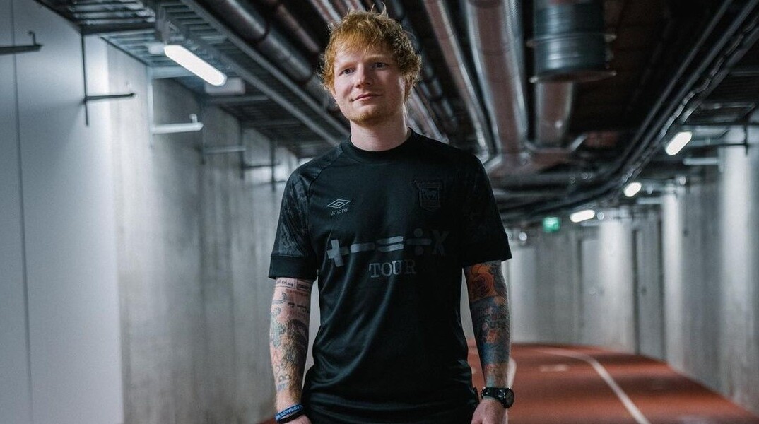 Ο Εντ Σίραν με τη φανέλα της Ίπσουιτς