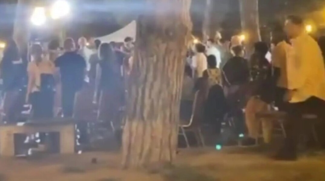 Πολίτες σε τελετή στη Θεσσαλονίκη