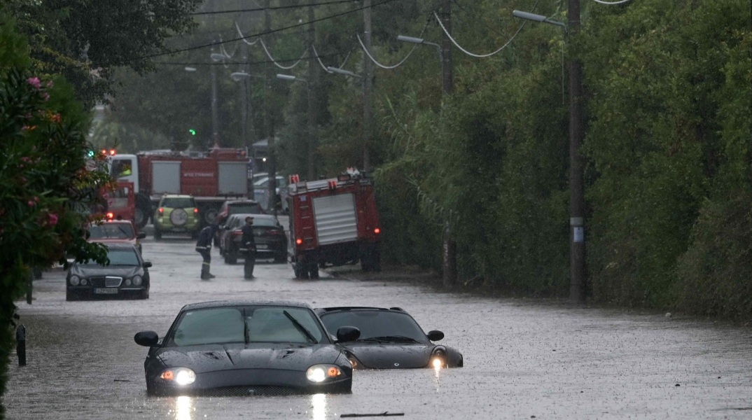 Η διαχείριση των προβλημάτων που δημιουργεί η κακοκαιρία από τις αρχές και η επίκληση σε ακραία καιρικά φαινόμενα.