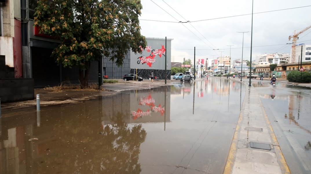 Κακοκαιρία στην Αττική - Πλημμυρισμένη Πειραιώς