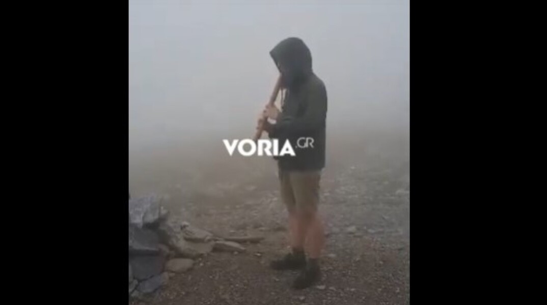 Μουσικός παίζει φλάουτο στον Όλυμπο