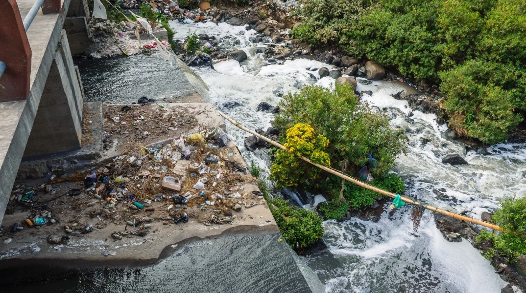 Μόλυνση σε ποτάμι από σκουπίδια