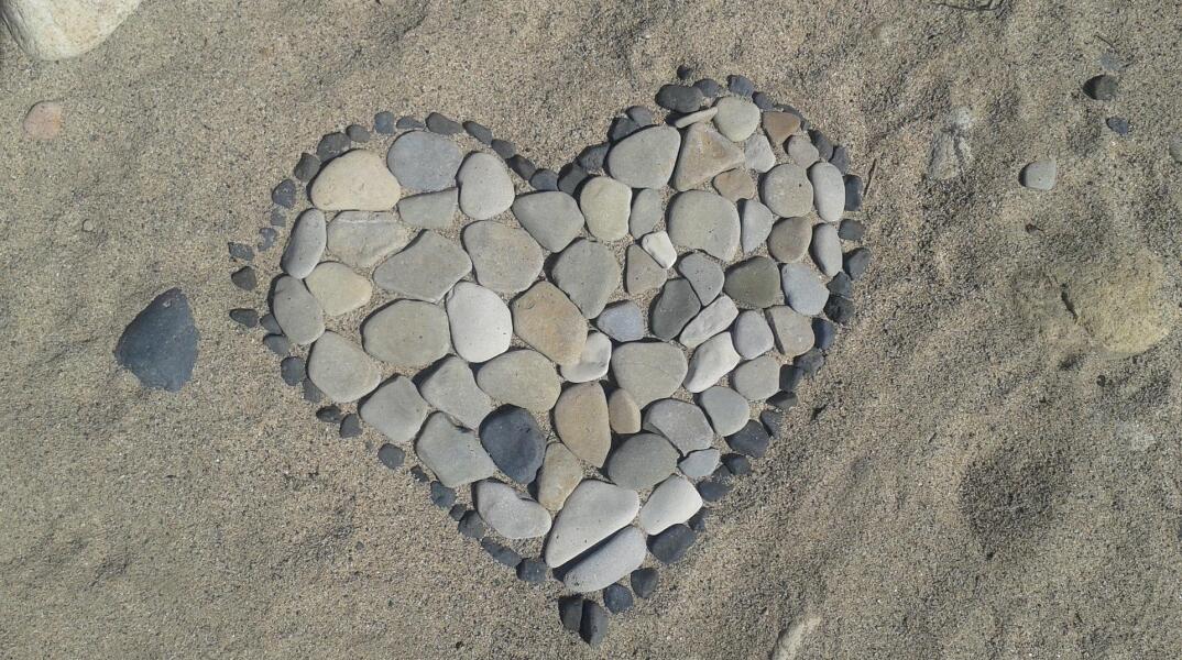 Βότσαλα: Ένα καλοκαιρινό διήγημα της Κατερίνας Βαρδαλάχου