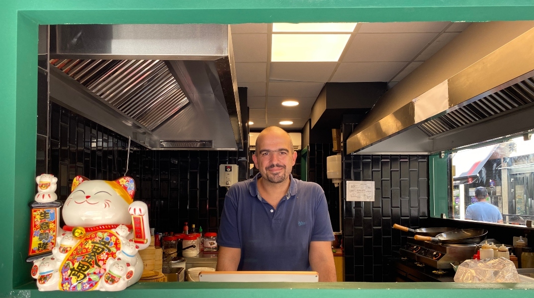 Ο Γιώργος Ζαχαριάδης, ιδιοκτήτης του Yum Cha Toom