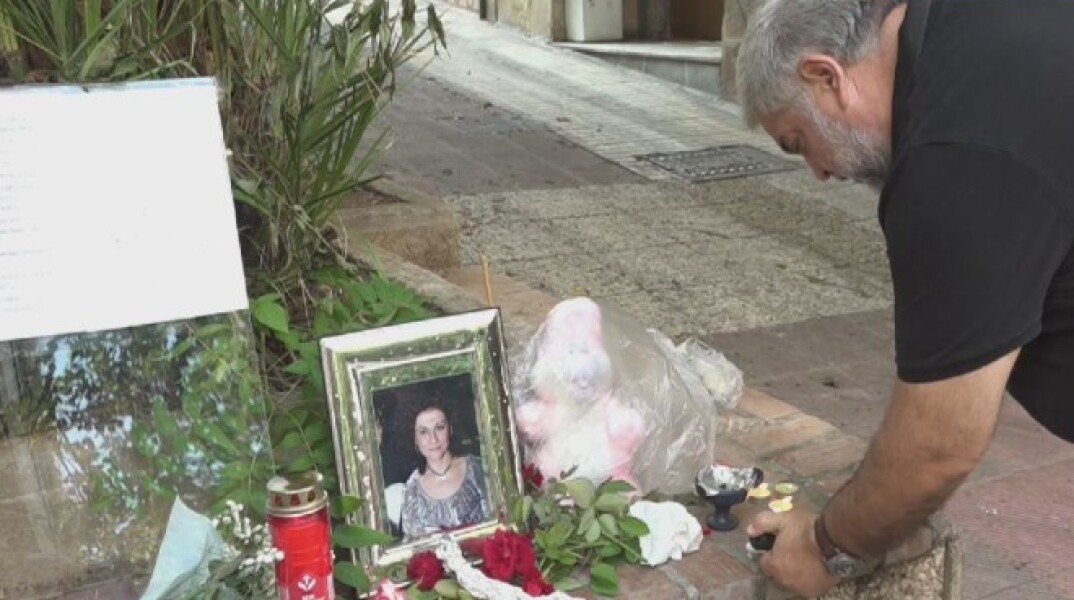 Φωτογραφία της δικηγόρου που πέθανε στα Εξάρχεια σε πρόχειρο μνήμα που περιποιείται ο σύζυγός της