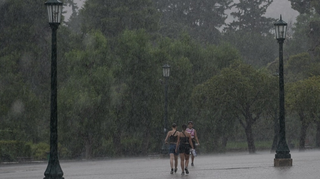 Πολίτες προσπαθούν να προστατευτούν εν μέσω καταιγίδας
