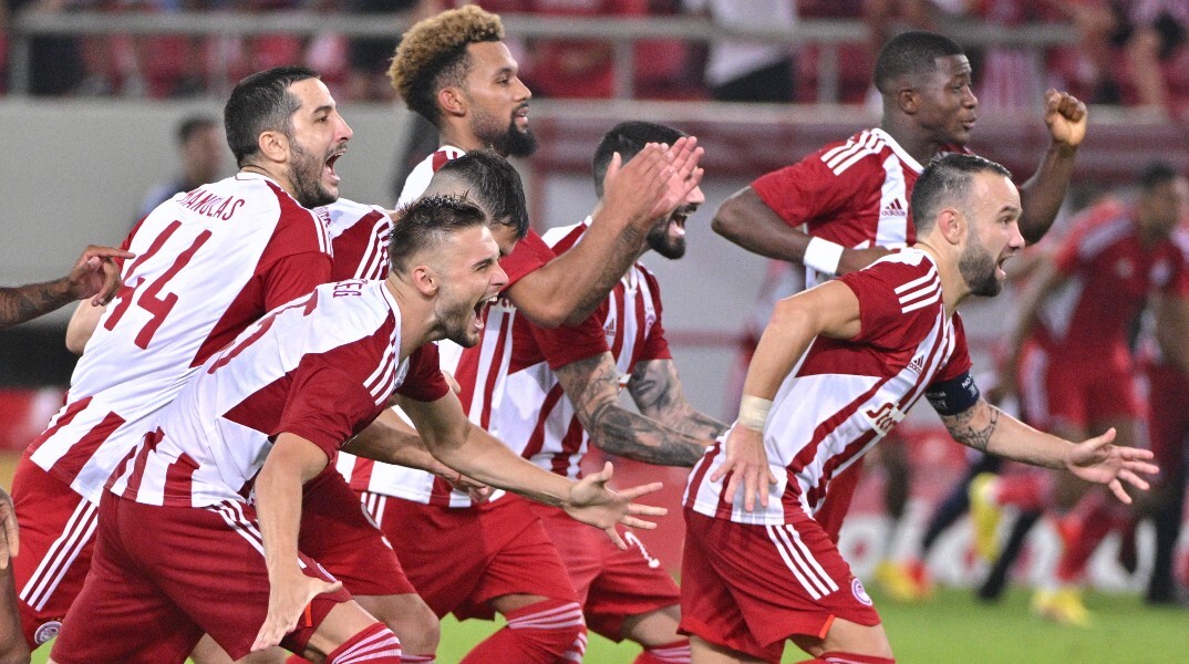 Οι παίκτες του Ολυμπιακού πανηγυρίζουν την πρόκριση στους ομίλους του Europa League