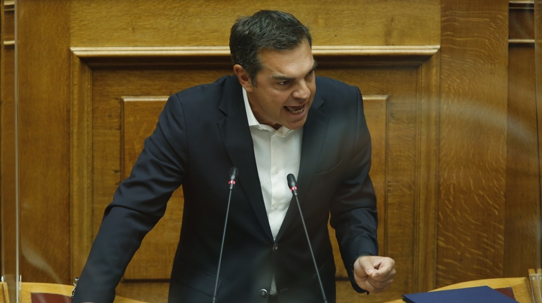Ο Αλέξης Τσίπρας στη Βουλή με πρόσωπο γεμάτο ένταση