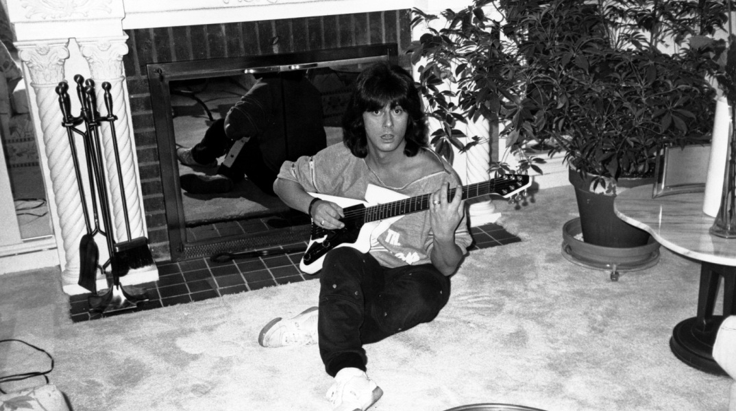 Joe Lynn Turner: Η εμφάνιση του rock τραγουδιστή χωρίς περούκα μετά από 57 χρόνια, το μήνυμα για το bullying που δέχθηκε και τα μηνύματα συμπαράστασης στα social media.