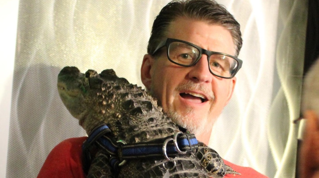 Ο αλιγάτορας Wally στην αγκαλιά άνδρα