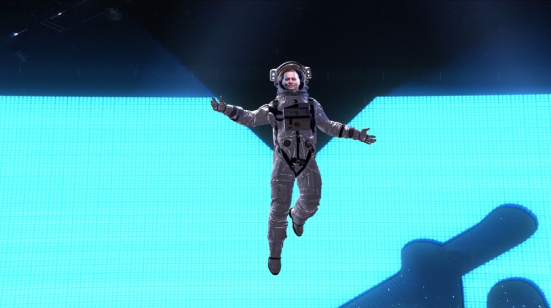 johnny-depp-makes-2022-vmas-appearance-as-astronaut-_-the