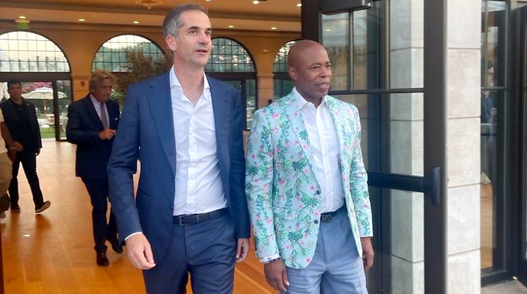 Στη Νέα Υόρκη ο Κώστας Μπακογιάννης - Η συνάντηση με τον Έρικ Άνταμς