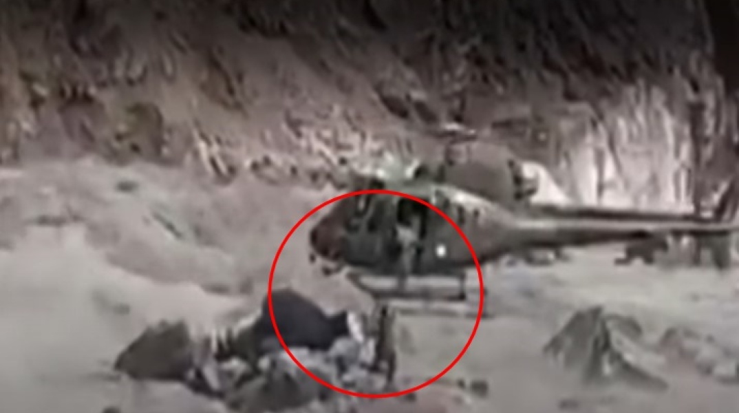 Ελικόπτερο σώζει άνδρα από τα ορμητικά νερά στο Πακιστάν