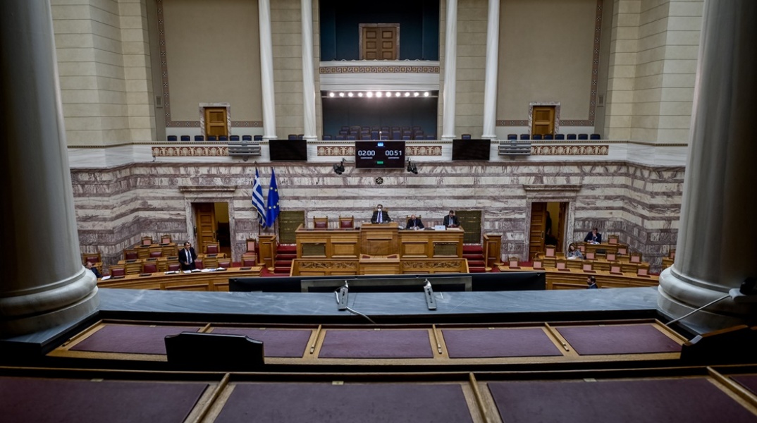 Φωτογραφία της Βουλής από τα θεωρεία με φόντο το προεδρείο