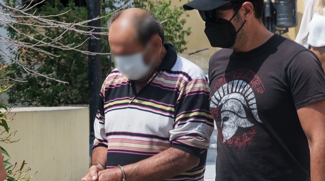 Ο 70χρονος που πυροβόλησε παιδιά στο Αλεποχώρι με χειροπέδες στον ανακριτή