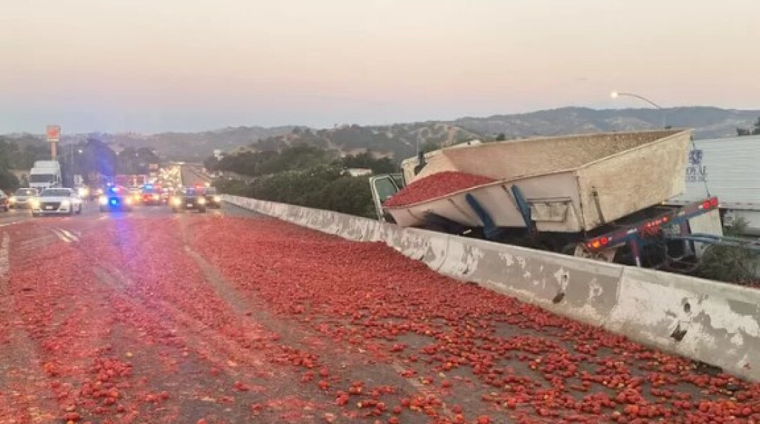 Ντομάτες στο οδόστρωμα αυτοκινητόδρομου στην Καλιφόρνια