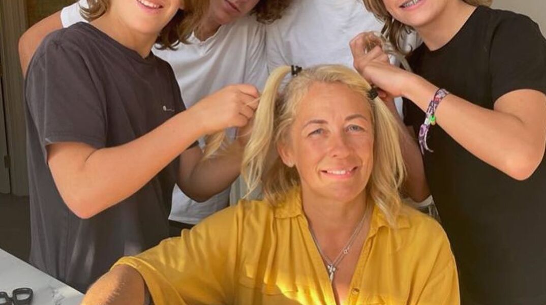 Η Sarah Beeny με τους γιους της να μαζεύουν τα μαλλιά της πριν τα κόψουν