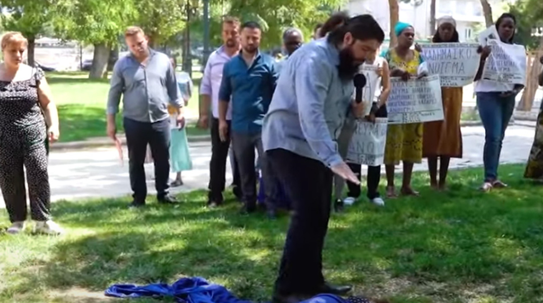 Ο Μάνος Βουλαρίνος σχολιάζει την υπόθεση της «Εκκλησίας των Εθνών» και του επικεφαλής της «πατέρα Χαράλαμπου»