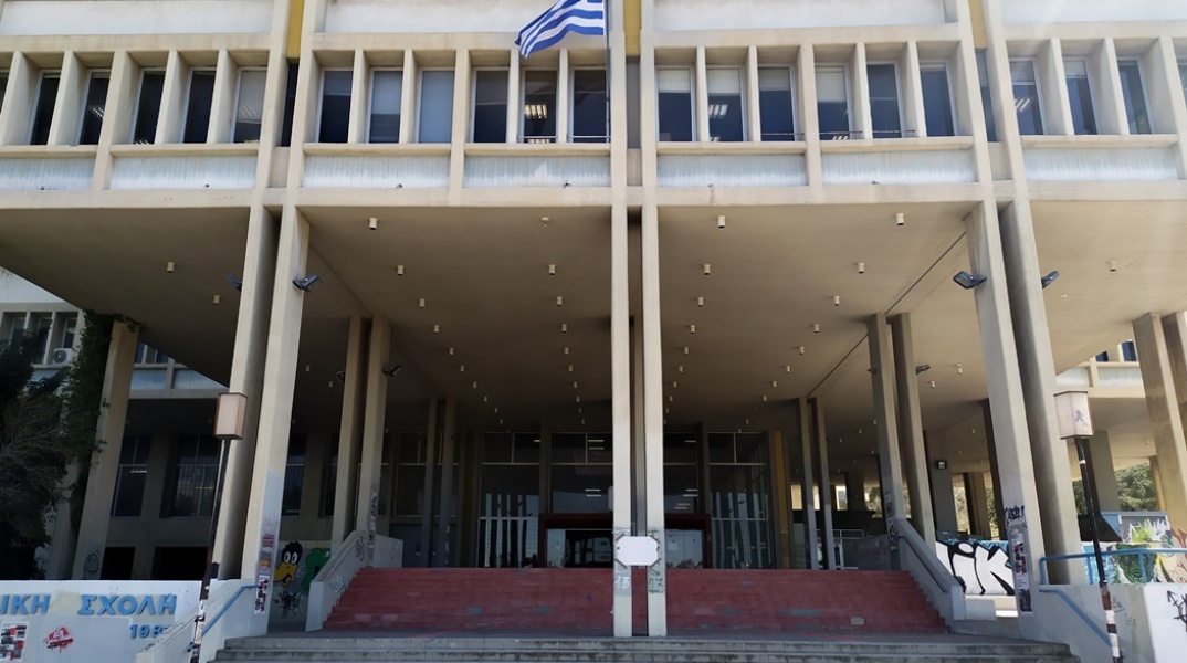 Η είσοδος της Φιλοσοφικής του ΕΚΠΑ