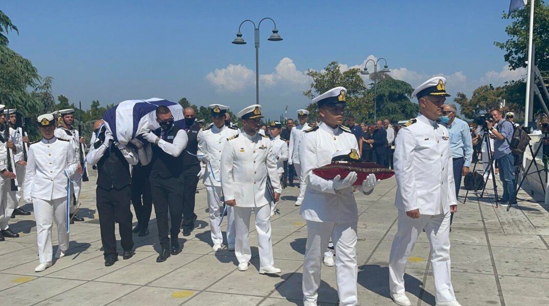 Άγημα του Πολεμικού Ναυτικού γύρω από το φέρετρο της 19χρονης Θάλειας Κορδαμπάλου