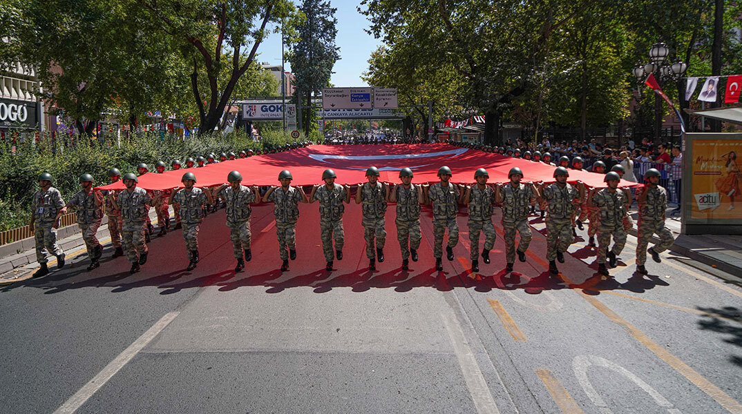 Τούρκοι στρατιώτες σε εκδηλώσεις εορτασμού για την Ημέρα της Νίκης και την Ημέρα των Τουρκικών Ενόπλων