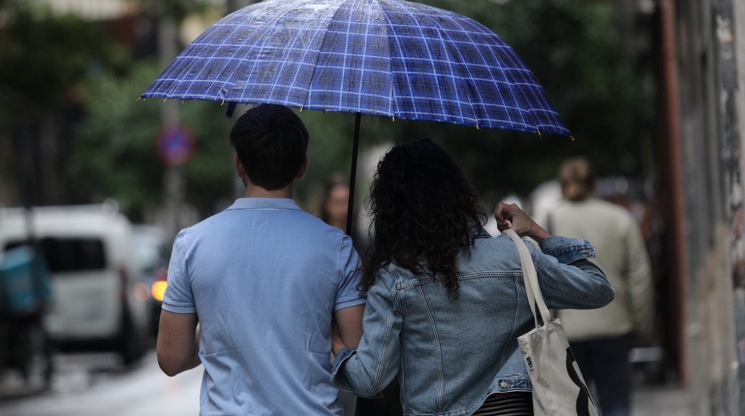 Καιρός σήμερα - Ζευγάρι με ομπρέλα 