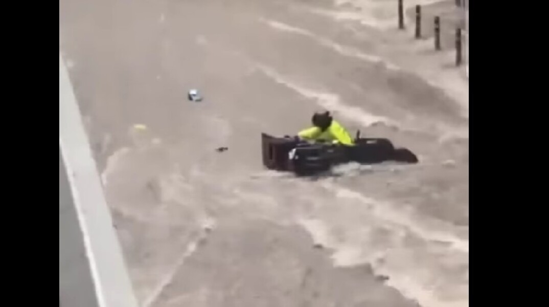 Διανομέας παρασύρεται με τη μηχανή του σε πλημμυρισμένο δρόμο της Θεσσαλονίκης