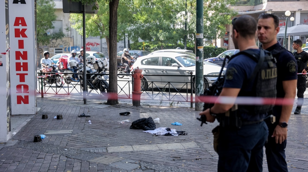 Αστυνομικοί έχουν αποκλείσει το σημείο όπου έπεσαν οι πυροβολισμοί στην πλατεία Βάθη - Στο σημείο οι τρεις κάλυκες
